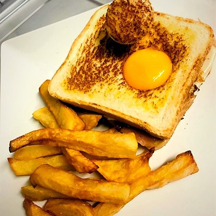 Mixto de York y queso con patatas fritas