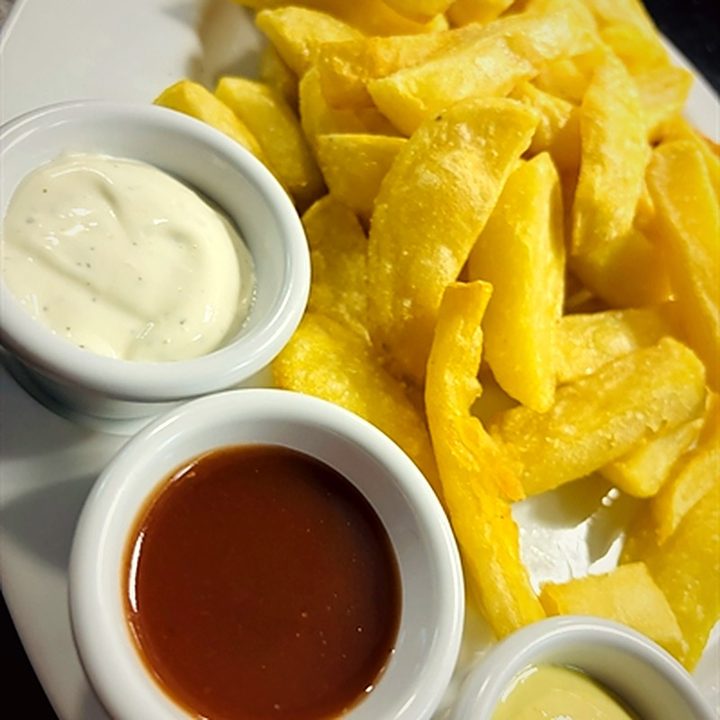 Patatas con tres salsas